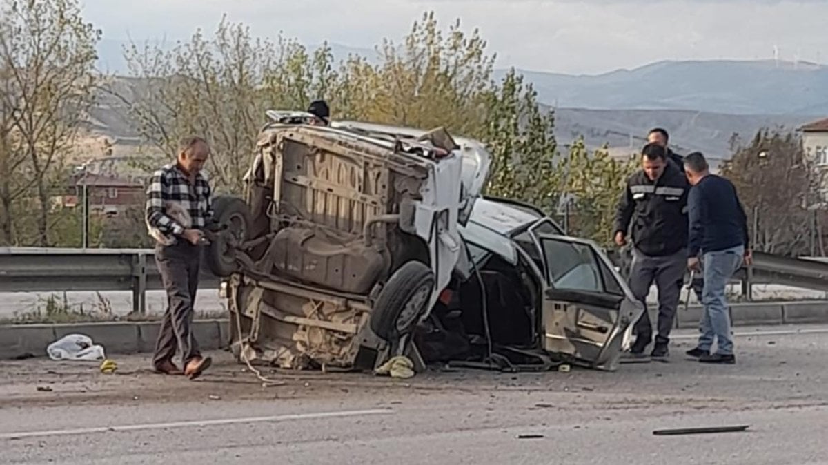 Amasya'da kaza: İkiye bölünen otomobilden sağ çıktılar