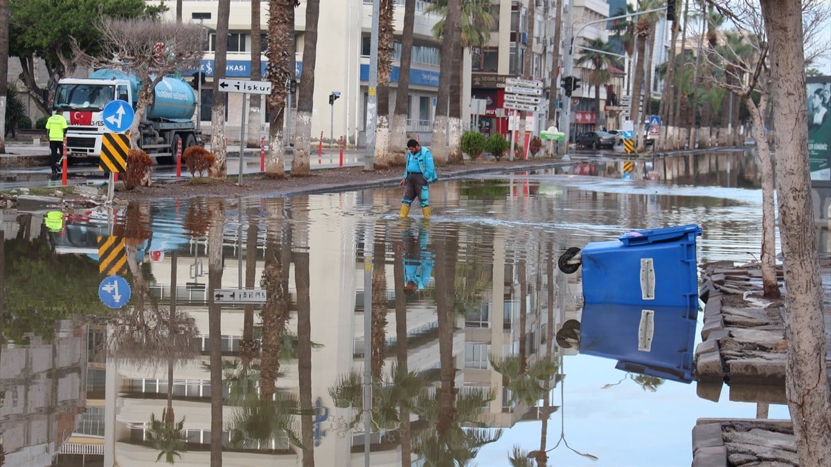 İskenderun'un yaraları 3 gündür sarılamıyor! Kent sular altında...