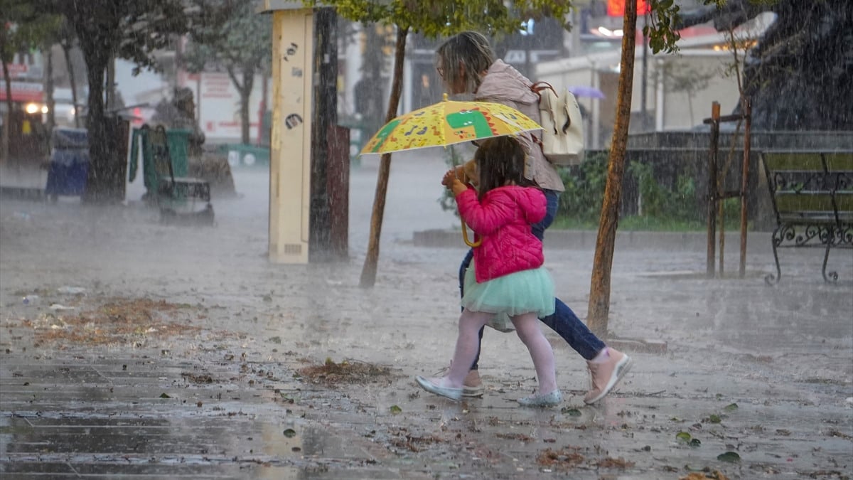 İstanbul ve İzmir dahil 13 kente Meteoroloji'den sarı kodlu uyarı