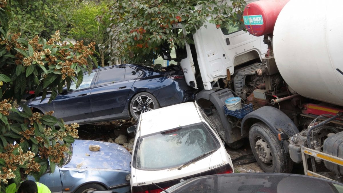 İstanbul'da beton mikseri 7 aracı ezdi: Çarparak durabildi