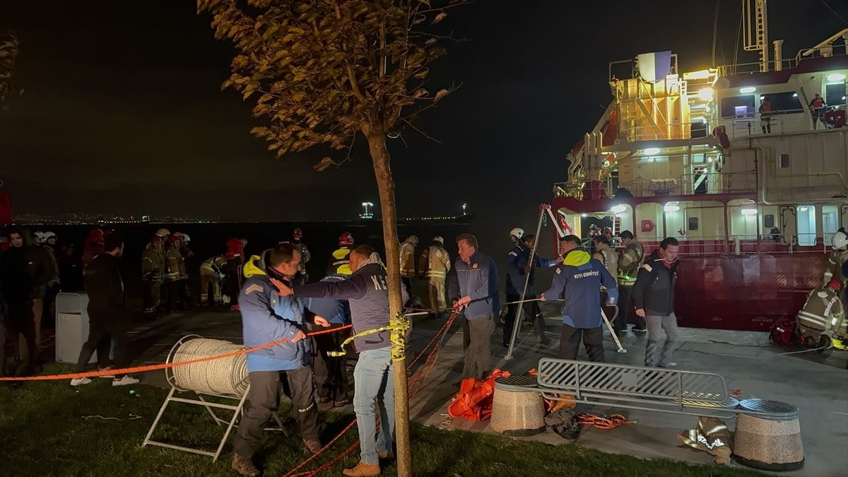 İstanbul'da kimyasal tanker gemisi fırtına nedeniyle karaya oturdu