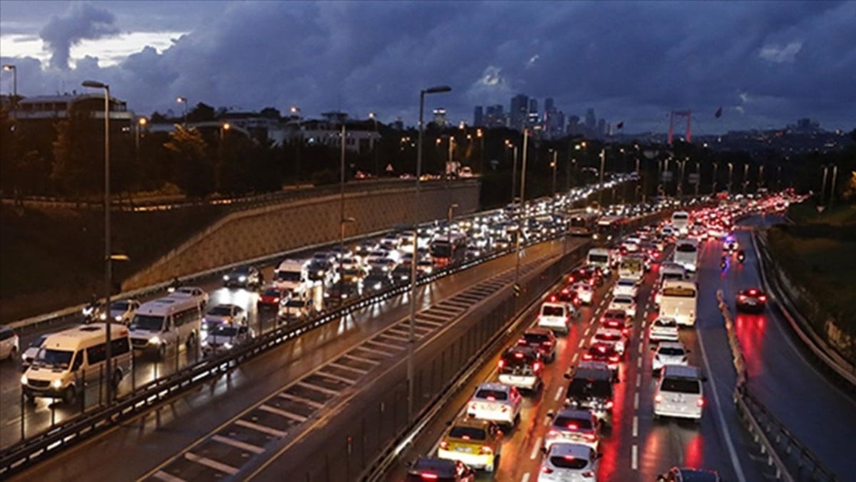 İstanbul'da sağanak trafiği olumsuz etkiledi