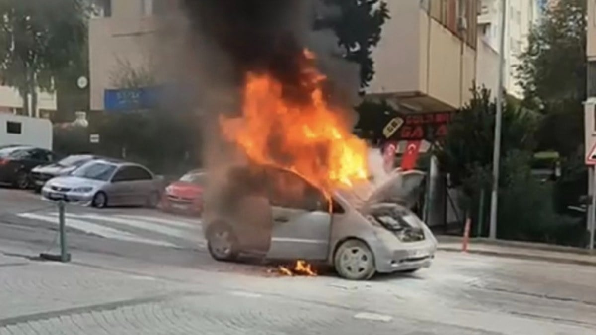 İstanbul'da seyir halindeki otomobil alev alev yandı