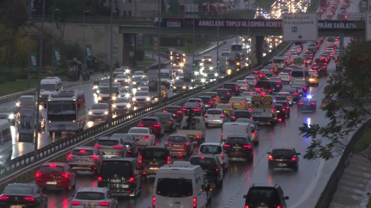 İstanbul'da trafik yoğunluğu yüzde 74: Sağanak yolları kilitledi