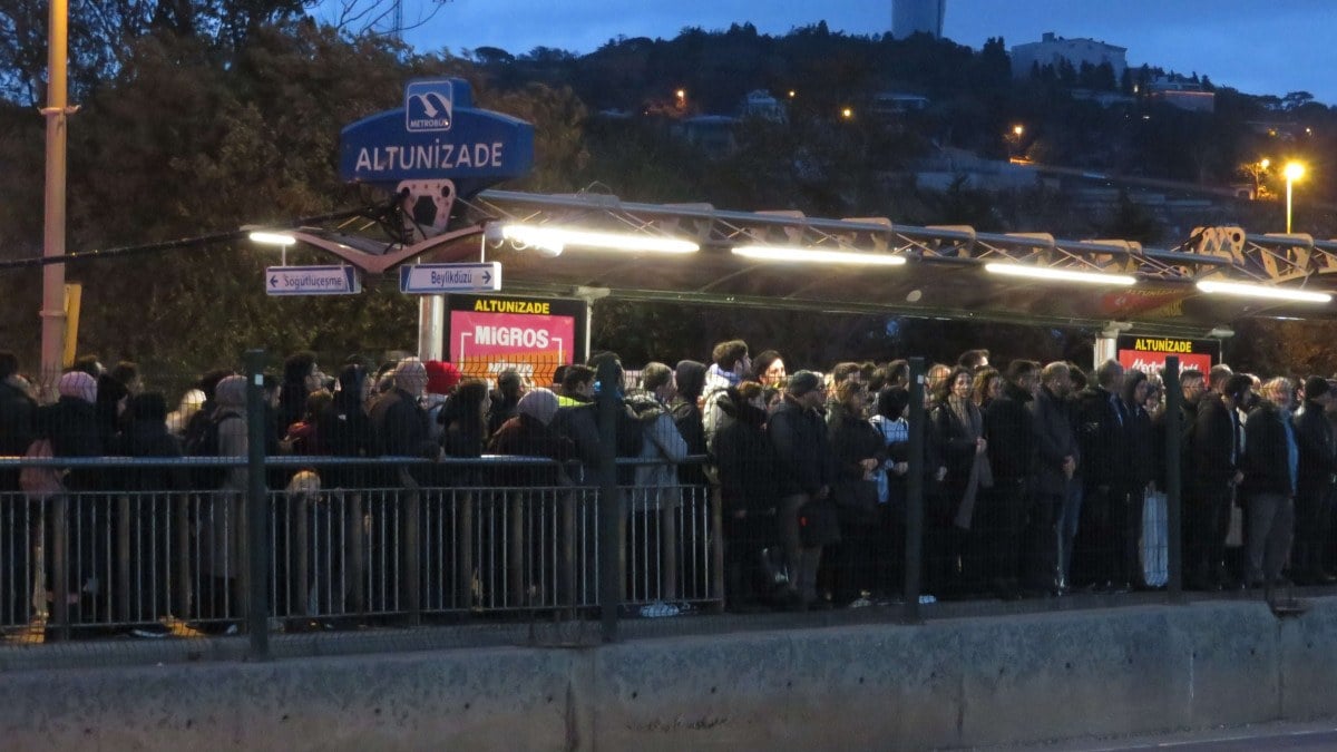 İstanbul'u fırtına vurdu! Vapur seferleri iptal edilince Marmaray ve metrobüse akın ettiler