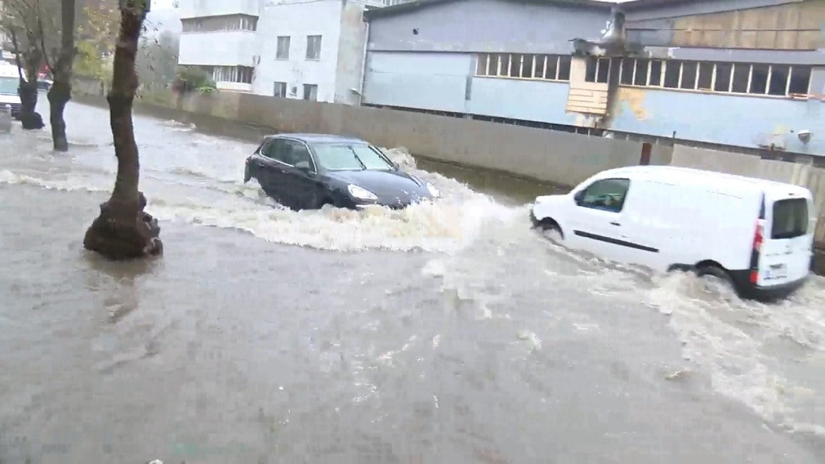 İstanbul'u sel fena vurdu! Küçükçekmece, Sarıyer...