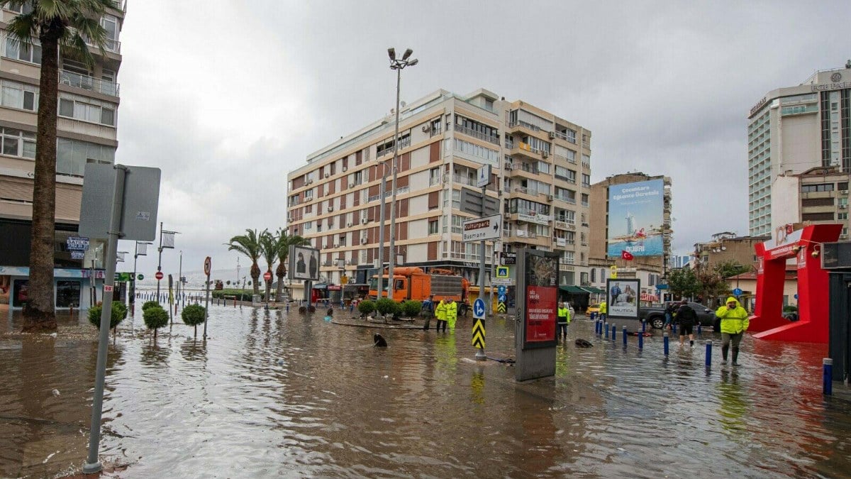 İzmir'de sağanak felakete dönüştü, vatandaş isyan etti: Daha fazla önlem alınmalıydı!