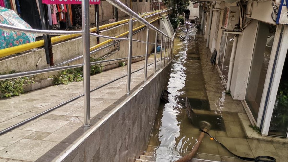 İzmir'de sağanak sonrası iş yerini su basan esnaf tepki gösterdi: Köklü bir çözüm bekliyoruz