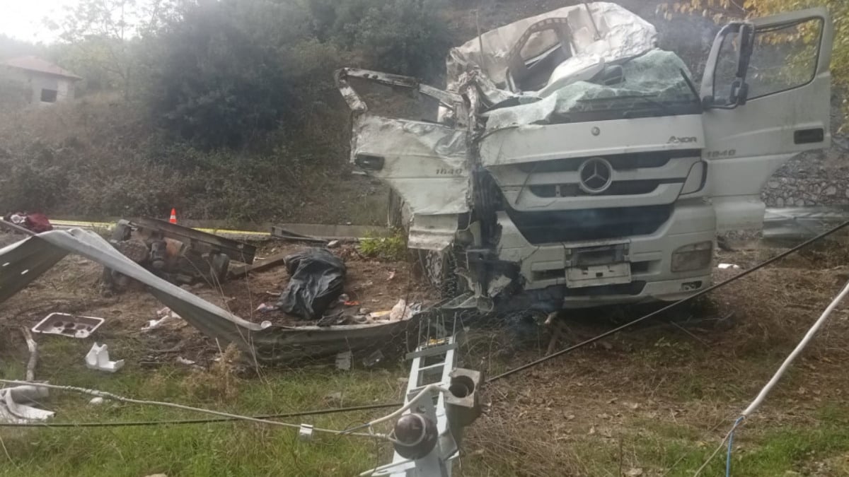 Kahramanmaraş'ta beton mikseri şarampole devrildi: Sürücü hayatını kaybetti