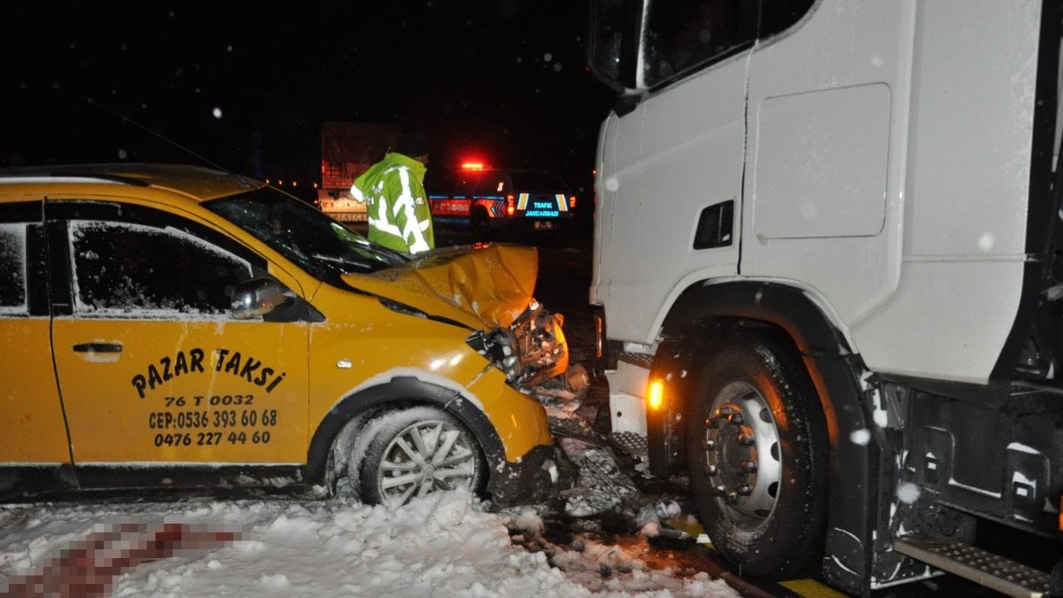 Kars’ta tır ile taksi çarpıştı: 1 ölü, 3 yaralı