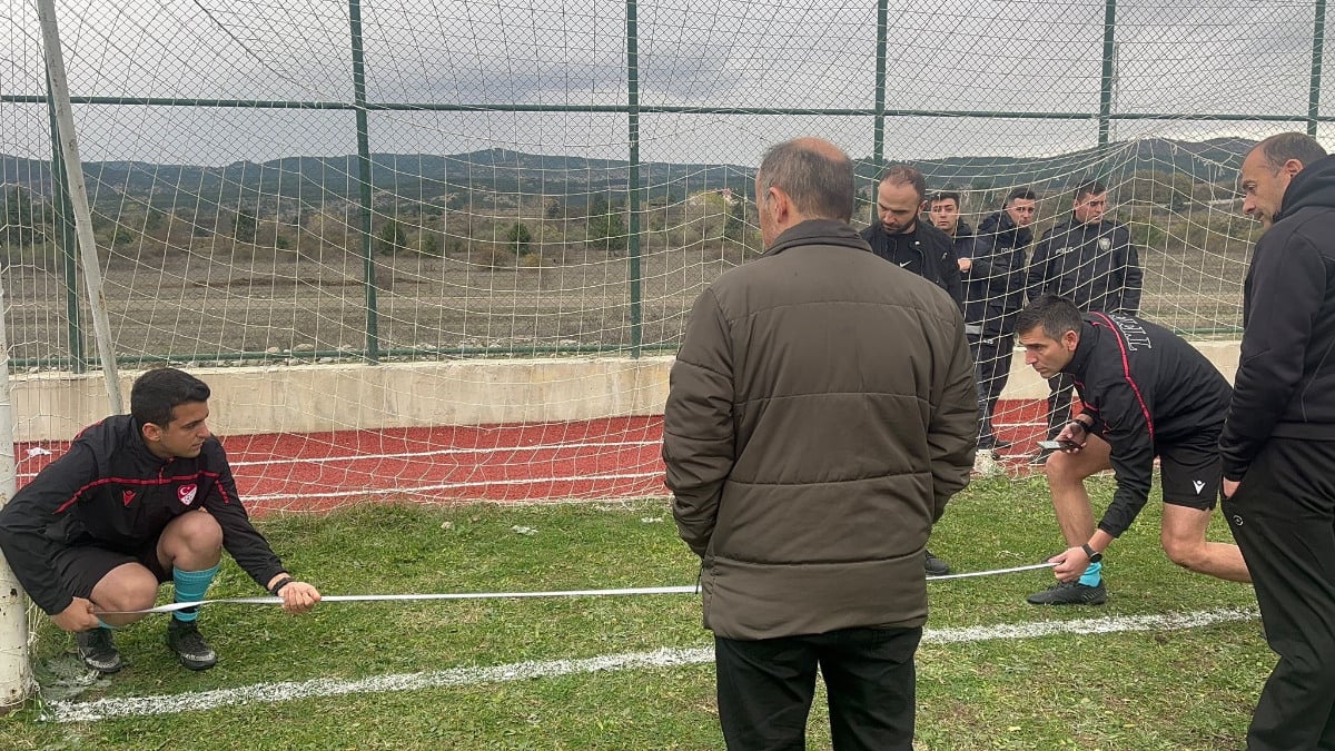 Kastamonu'da 23 yıldır maç oynanan sahanın kale direkleri standart dışı çıktı