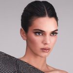 Kendall Jenner, koltukta iç çamaşırlı pozu olay oldu