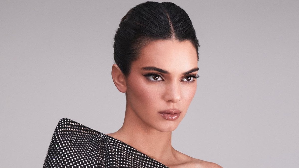 Kendall Jenner, koltukta iç çamaşırlı pozu olay oldu