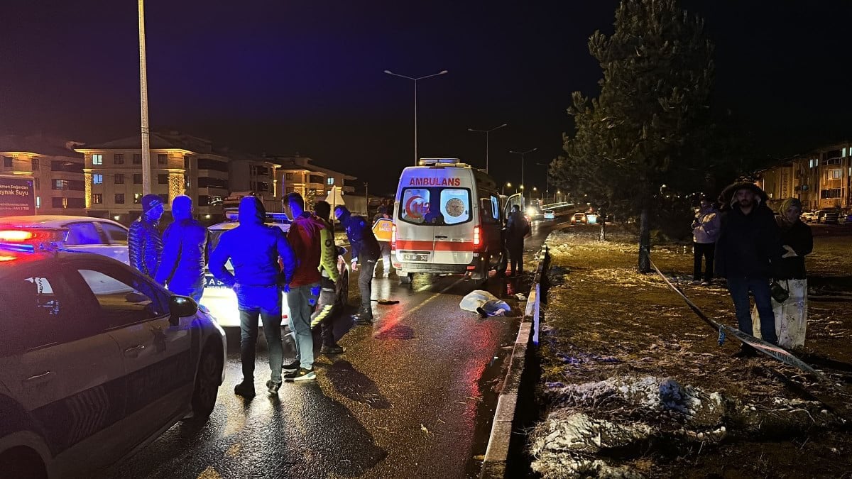 Kütahya'da karşıya geçmeye çalışırken otomobil çarpan çifti ölüm ayırdı