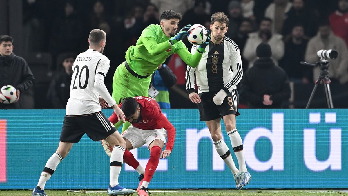 Manchester United'dan Altay Bayındır ve Türkiye paylaşımı!