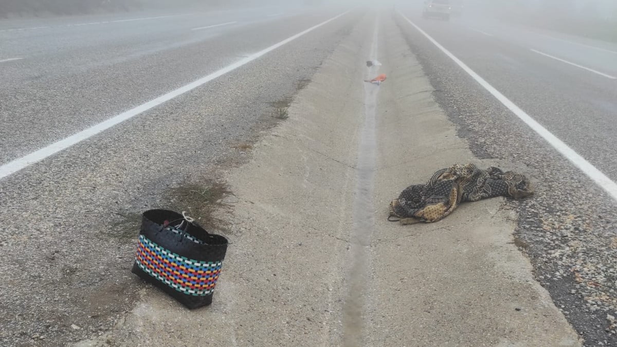 Manisa'da yolun diğer tarafına geçmek isteyen yaya otomobilin altında kaldı