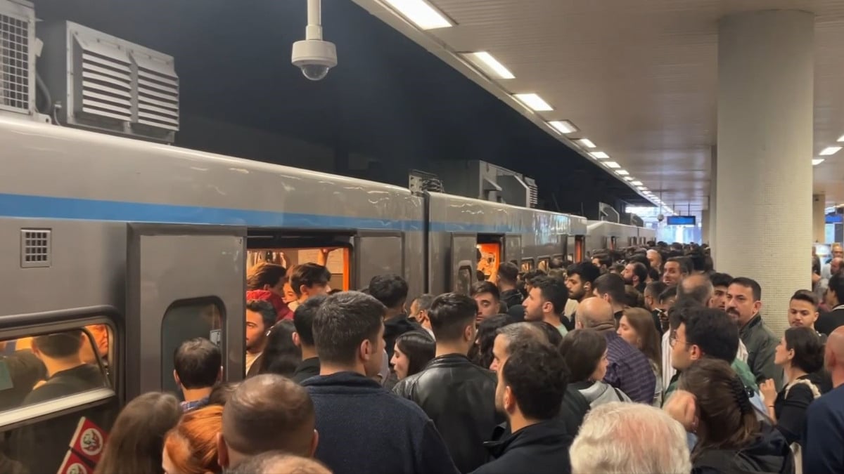 İstanbulluların ulaşım çilesi bitmiyor: Metrolar arızalı, yürüyen merdivenler çalışmıyor...