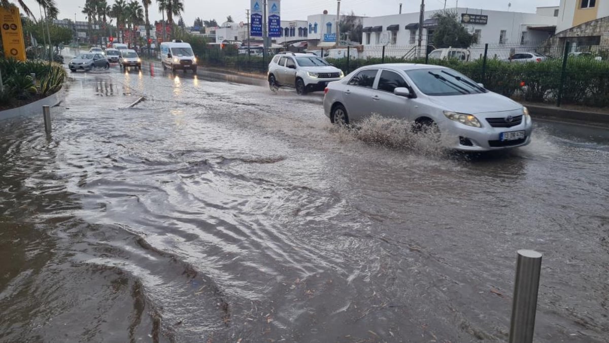 Muğla Bodrum'da sağanak hayatı felç etti