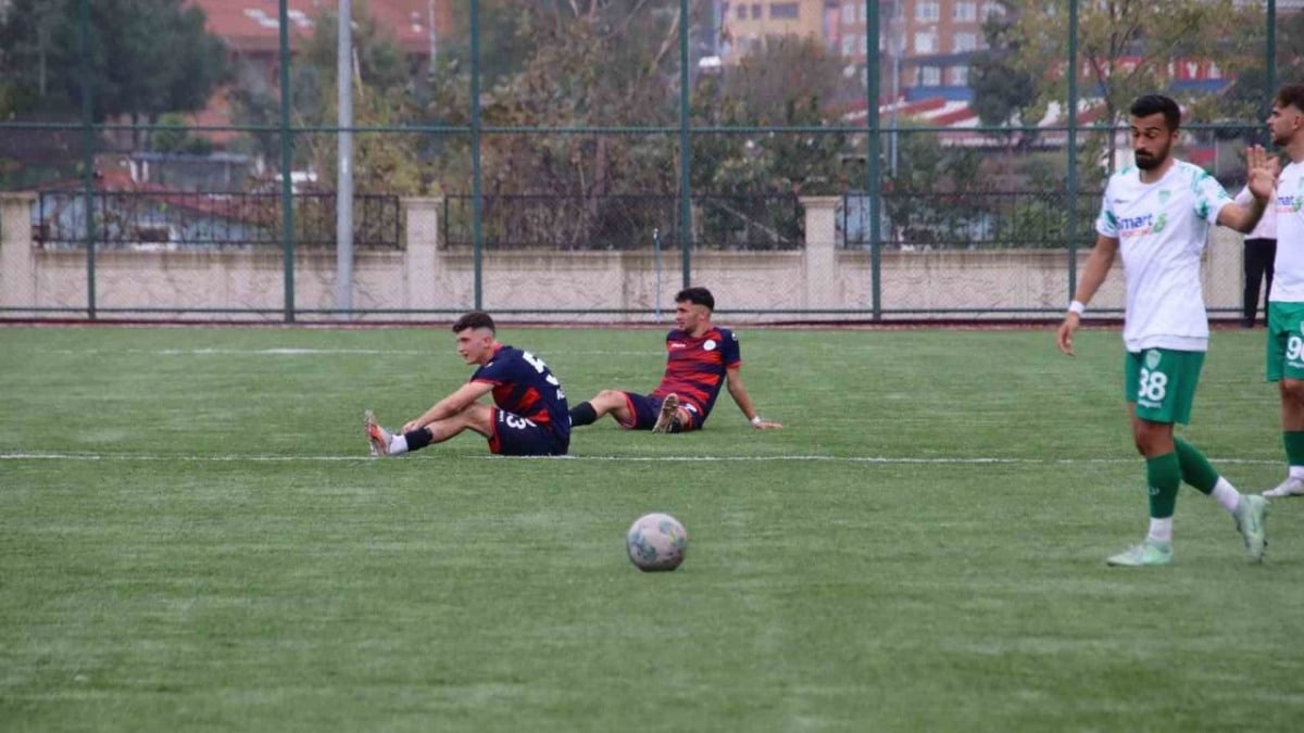 Rize Özel İdare ve Çayeli karşılaşmasında olay: Futbolcular oturma eylemi yaptı