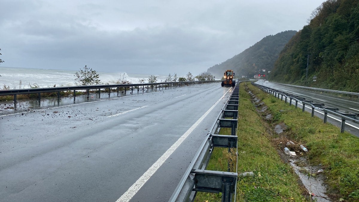 Rize'de fırtına! Dalgalar karaya ulaştı