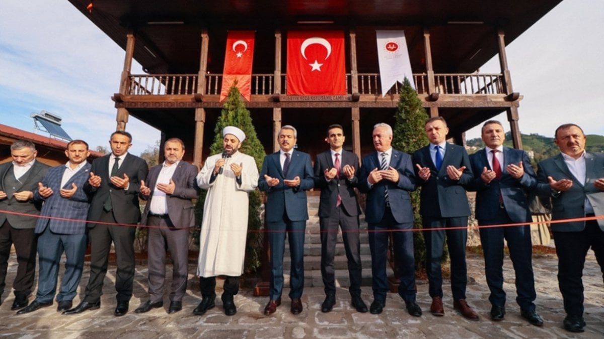 Rize'deki tarihi Hüseyin Hoca Köyü Sahil Camii yeniden ibadete açıldı