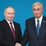 Rusça geleneğini bozan Kazakistan Cumhurbaşkanı, Putin'i ve heyetini şaşırttı