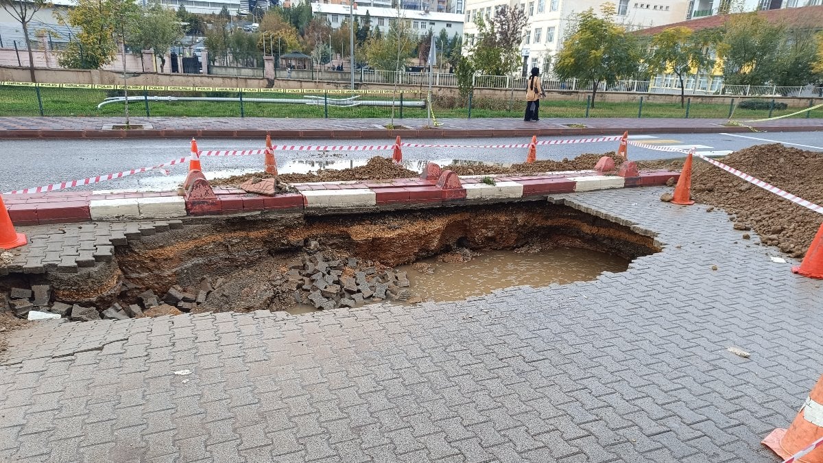 Sağanağa teslim olan Siirt'te yol çöktü