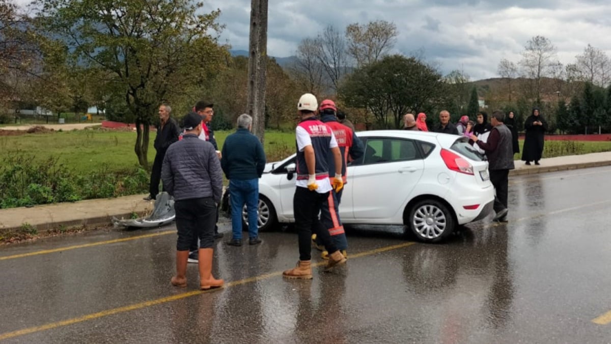 Sakarya'da kontrolden çıkan otomobil beton direğe çarptı: 6 yaralı