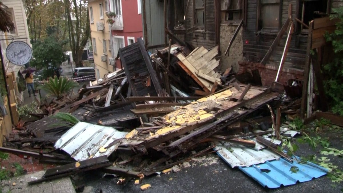 Sarıyer'de sağanak sonucu ahşap ev çöktü