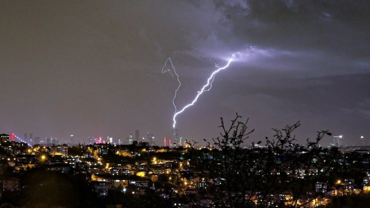 Şimşekler geceyi aydınlattı! İstanbul'da sağanak hayatı felç etti: Sarıyer, Kadıköy, Küçükçekmece...