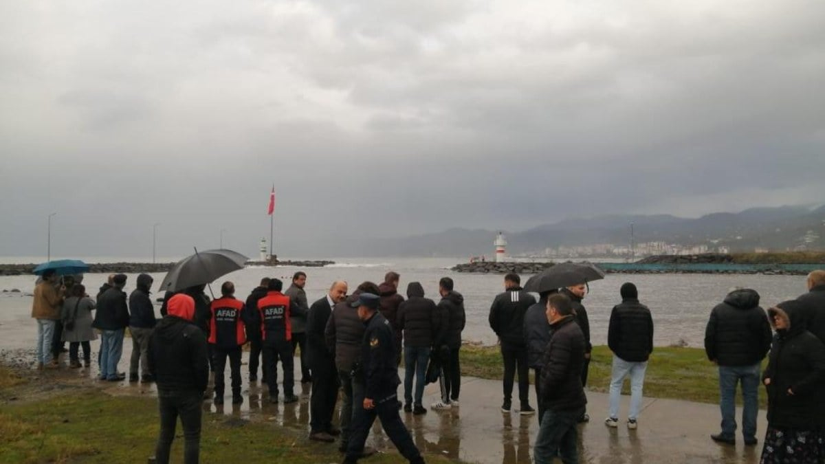 Trabzon'da deniz kenarında fotoğraf çekitrmek istediler: Dalgalara kapılarak kayboldular