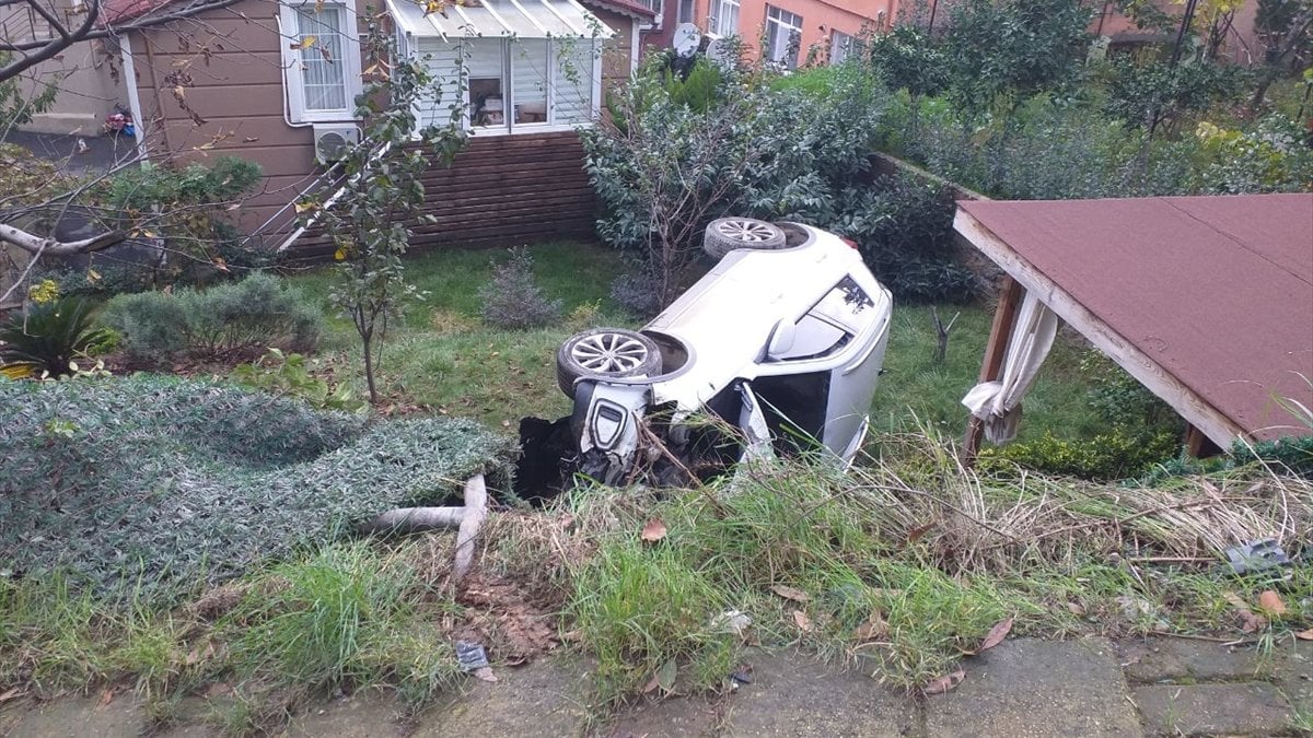 Üsküdar'da 4 metre yüksekten bahçeye düşen aracın sürücüsü yara almadı