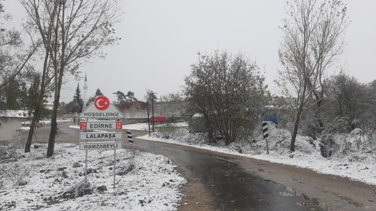 Yavaş yavaş geliyor... Kar Edirne'den yurda giriş yaptı