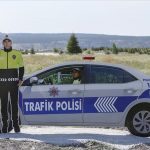 Yollardaki maket polis aracı bakın ne işe yarıyormuş