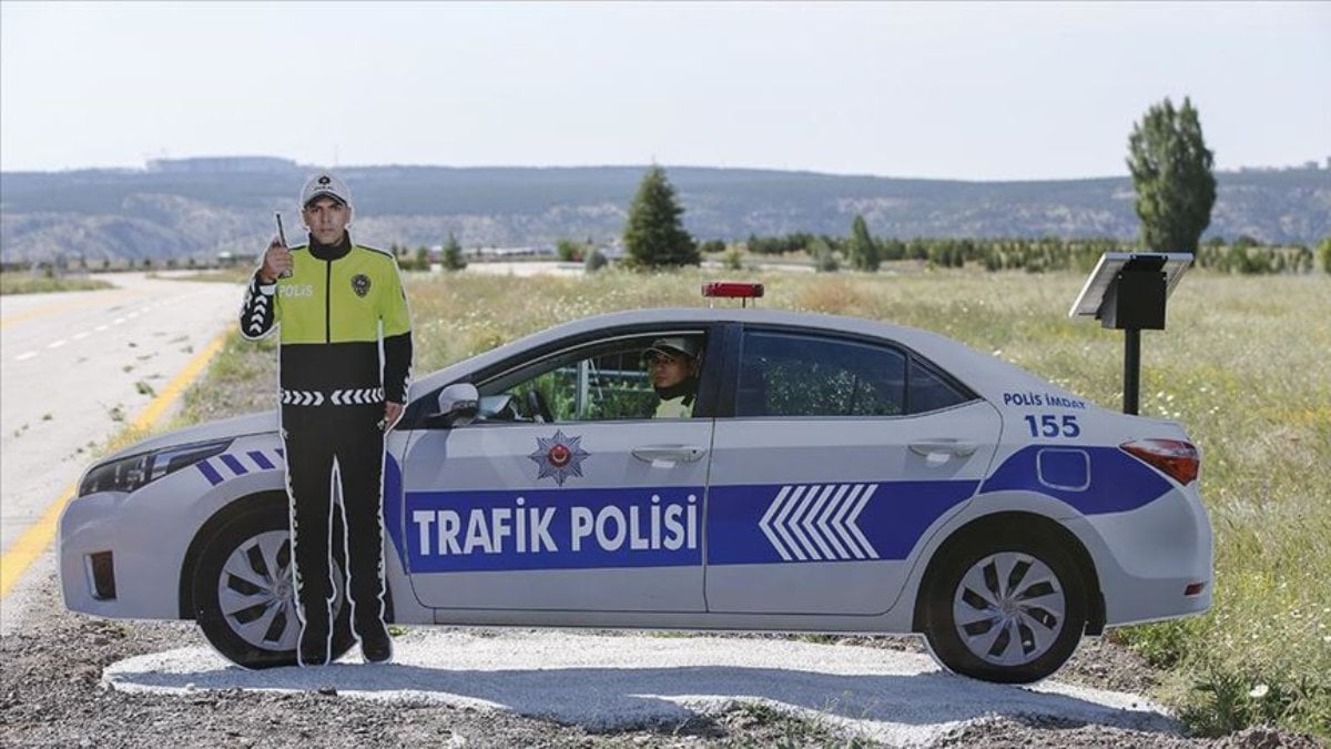 Yollardaki maket polis aracı bakın ne işe yarıyormuş