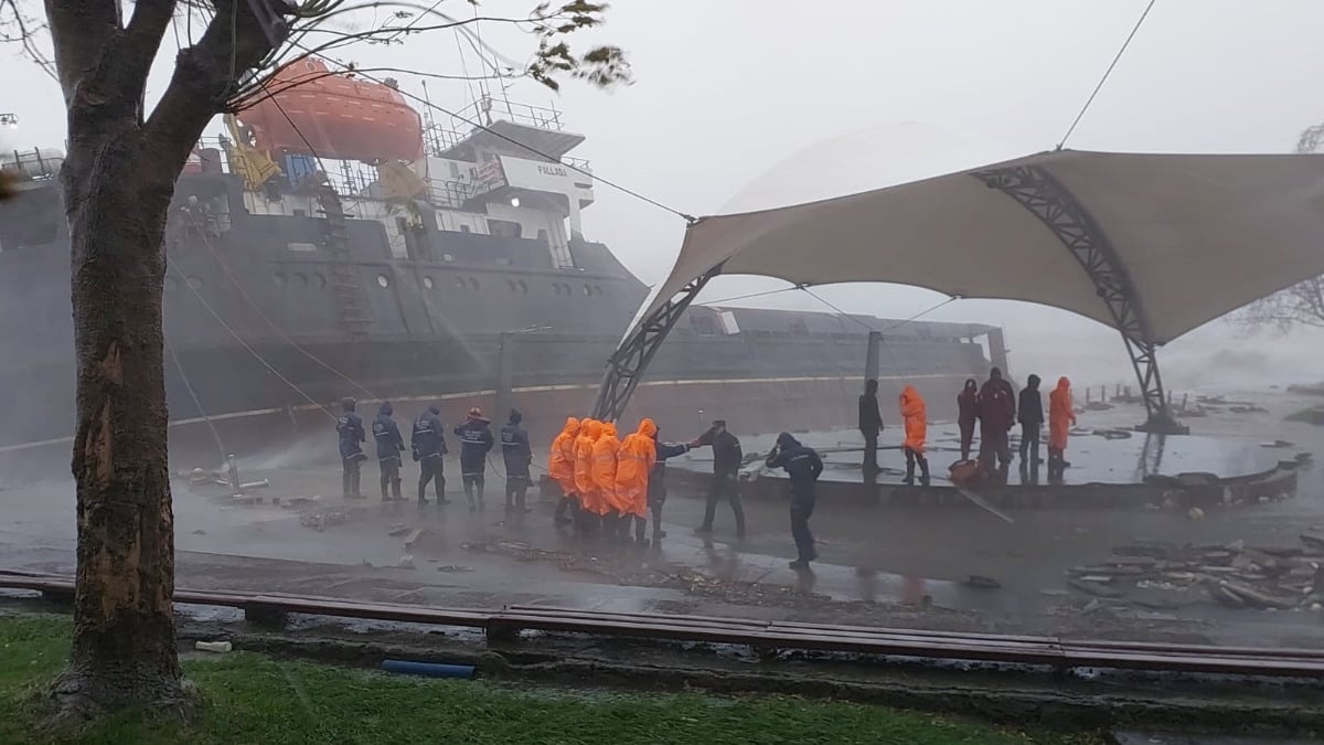 Zonguldak'ta fırtına paniği! Gemi sürüklenerek karaya oturdu