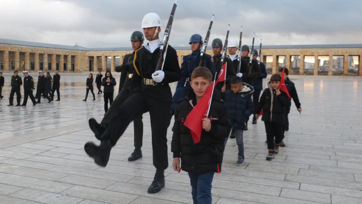 ‘Anıtkabir’de saygı nöbeti’ videosuyla gündem olan çocuklar Anıtkabir’i ziyaret etti