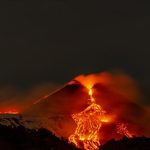 Etna Yanardağı lav püskürtmeye devam ediyor