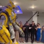 Transformers'ın meşhur karakteri Bumblebee halay başı oldu