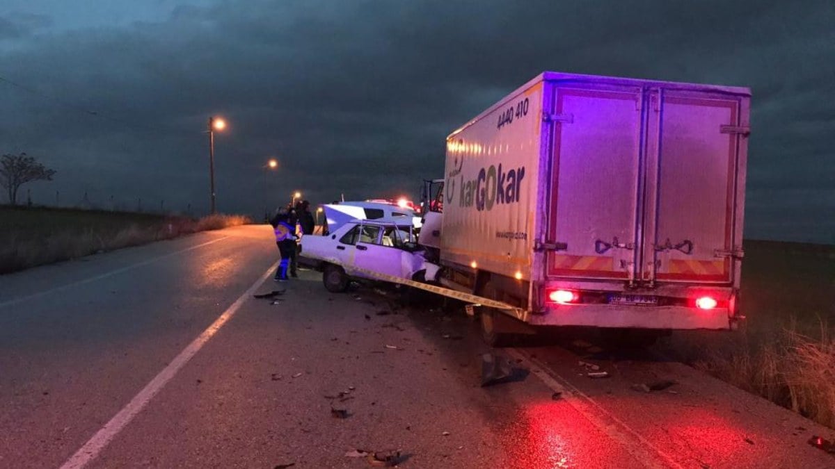 Ankara'da kamyonetle kafa kafaya çarpışan otomobildeki 1 kişi öldü