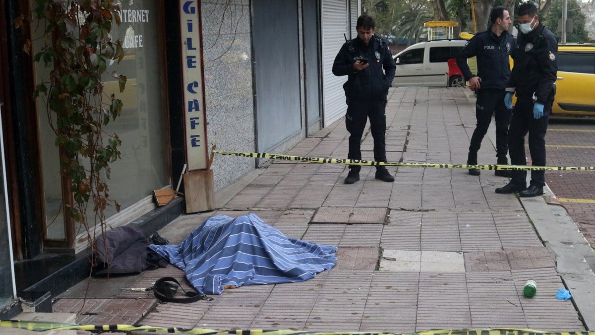 Antalya'da evsiz adam bekçilerin hastane teklifini kabul etmedi: Ölü bulundu