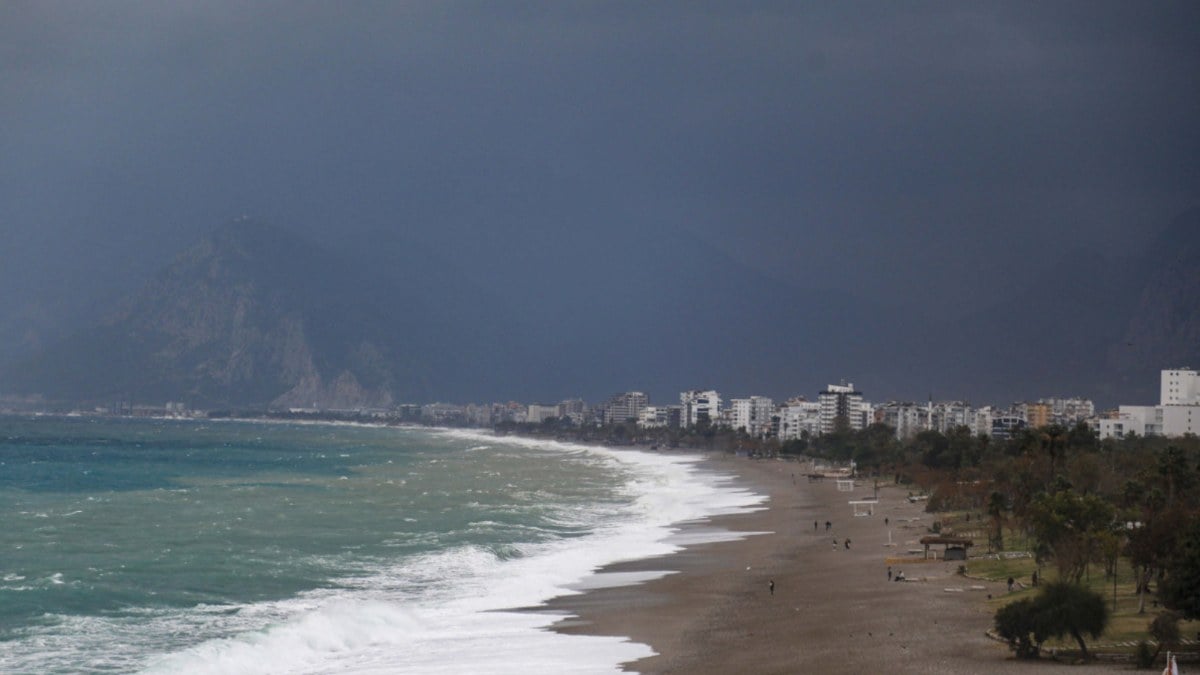 Antalya'da fırtına! Kriz masası oluşturuldu