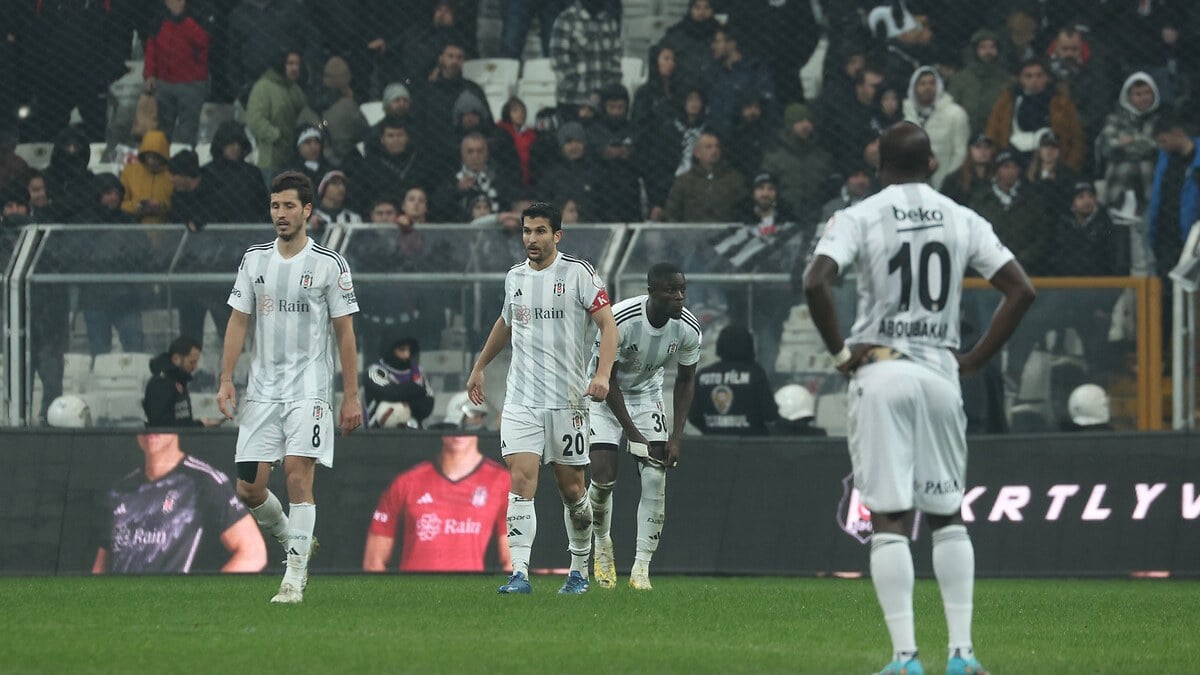 Beşiktaş tribünleri çıldırdı: Formayı çıkarın s... gidin