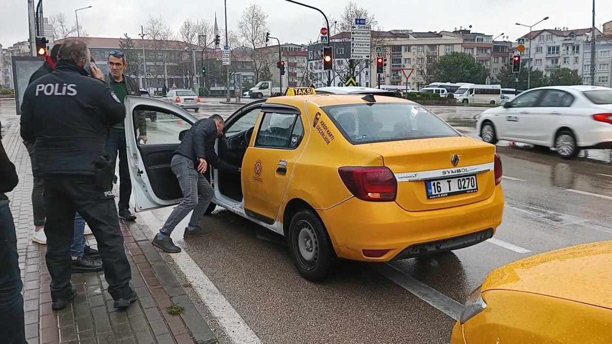 Bursa'da 15 yaşındaki çocuk, taksiciyi boynundan bıçakladı