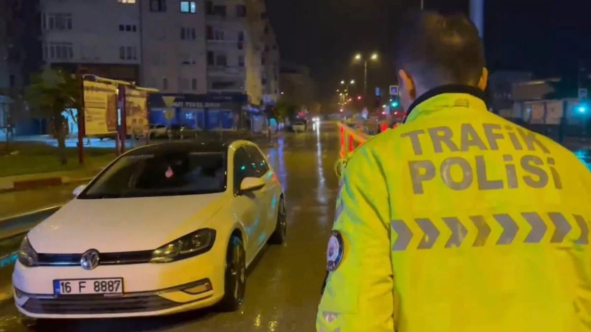 Bursa'da trafikte uyuyakalan ehliyetsiz sürücü cezadan kaçamadı