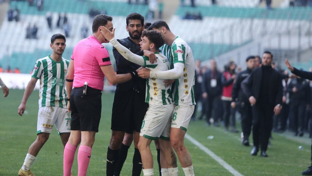 Bursaspor - Diyarbekirspor maçında saha karıştı