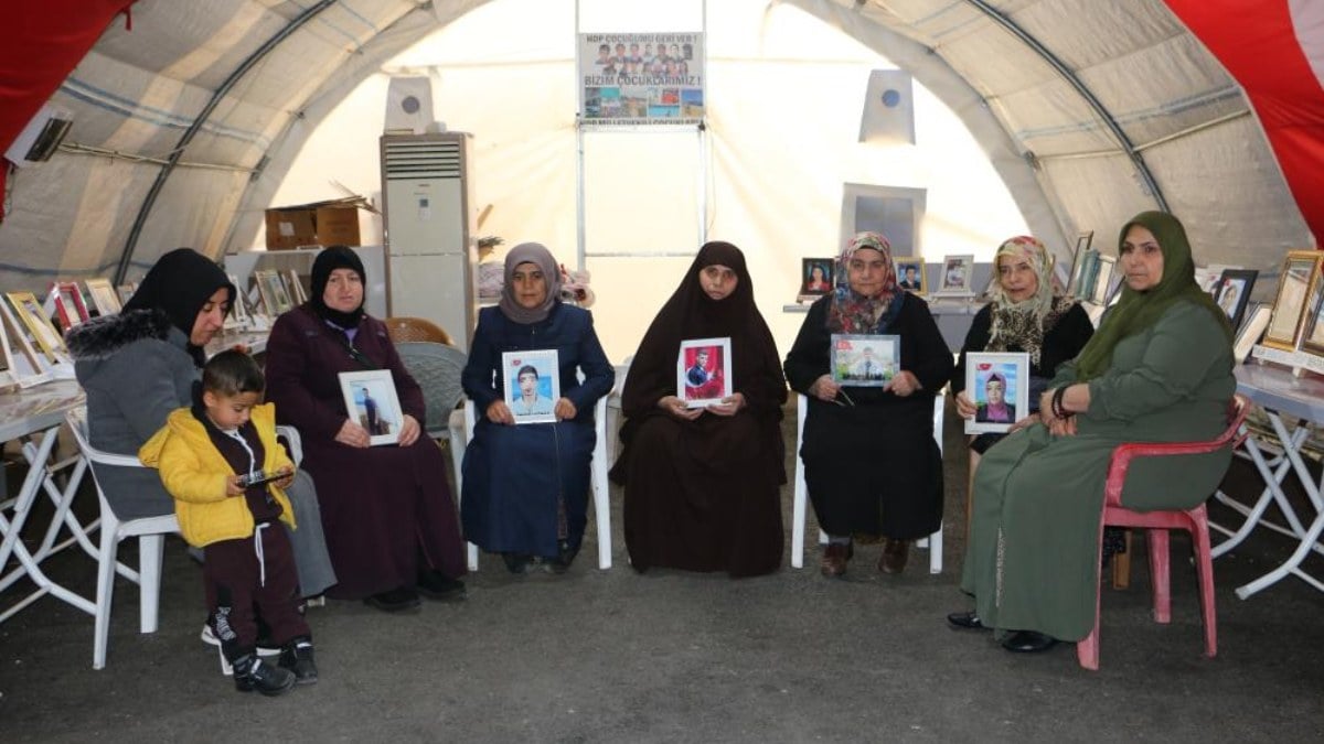 Diyarbakır'da anneler eylemde! PKK'nın kaçırdığı evlatlarına 'teslim ol' çağrısı