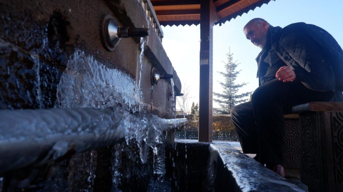 Erzurum'da dondu! Buz tutan şadırvanda abdest aldılar