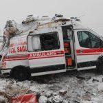 Hakkari'de kaza yapan ambulansta 3 sağlık personeli yaralandı