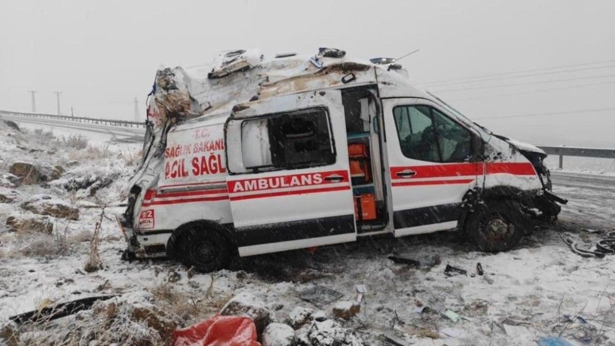 Hakkari'de kaza yapan ambulansta 3 sağlık personeli yaralandı